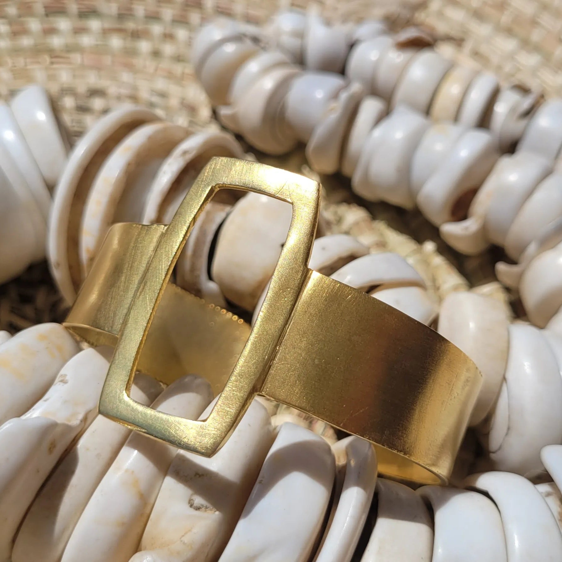 bracelets en bronze Murabba, des bijoux originaux faits main par des artisans dakarois