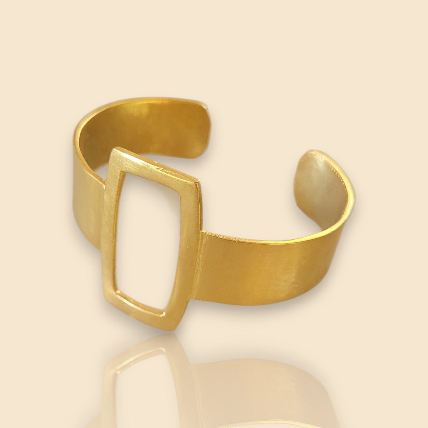 bracelet en bronze Murabba, une manchette dorée pour femme au faux rectangle ajouré