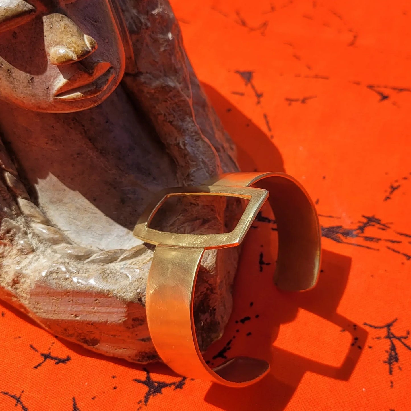 bracelet en bronze Murabba, une manchette dorée pour femme au fini satiné