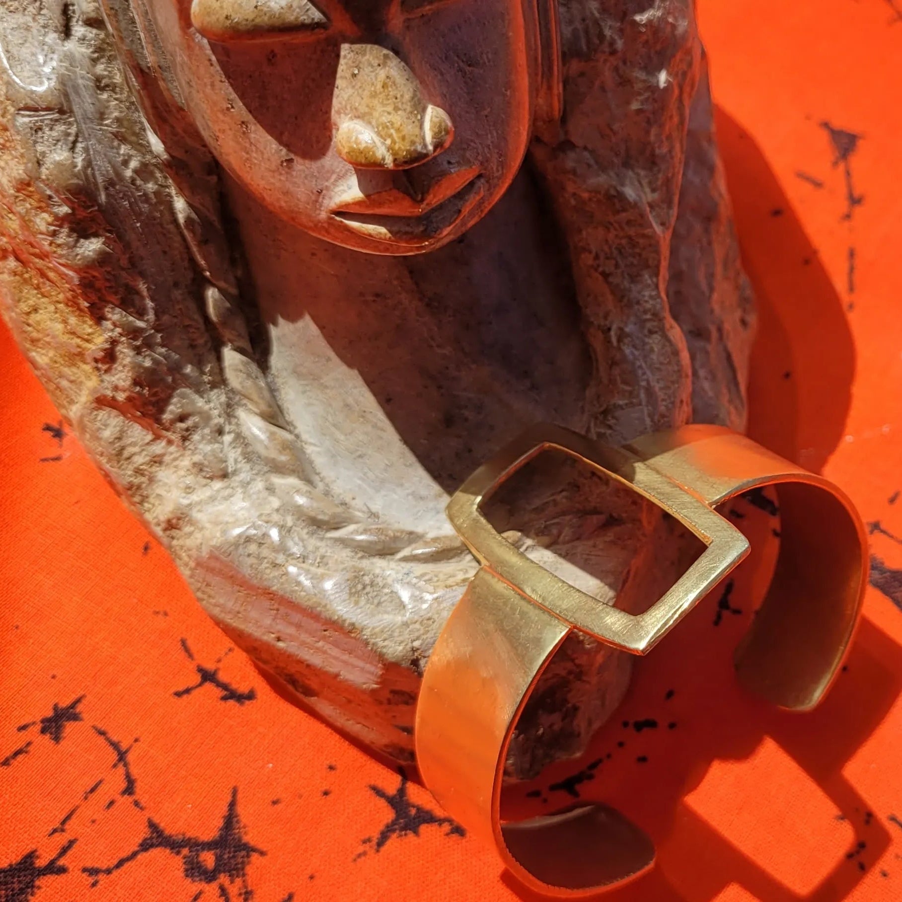 bracelet en bronze Murabba, une manchette dorée pour femme ajustable à tous les poignets