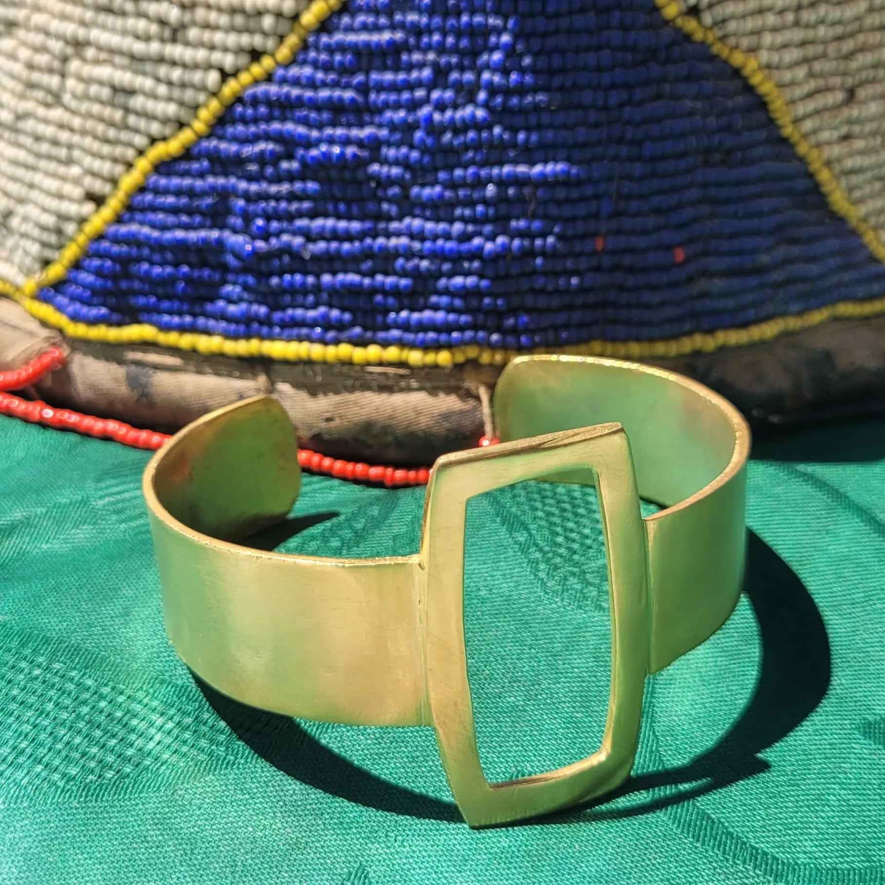 bracelet en bronze Murabba, une manchette dorée pour femme façonnée au Sénégal