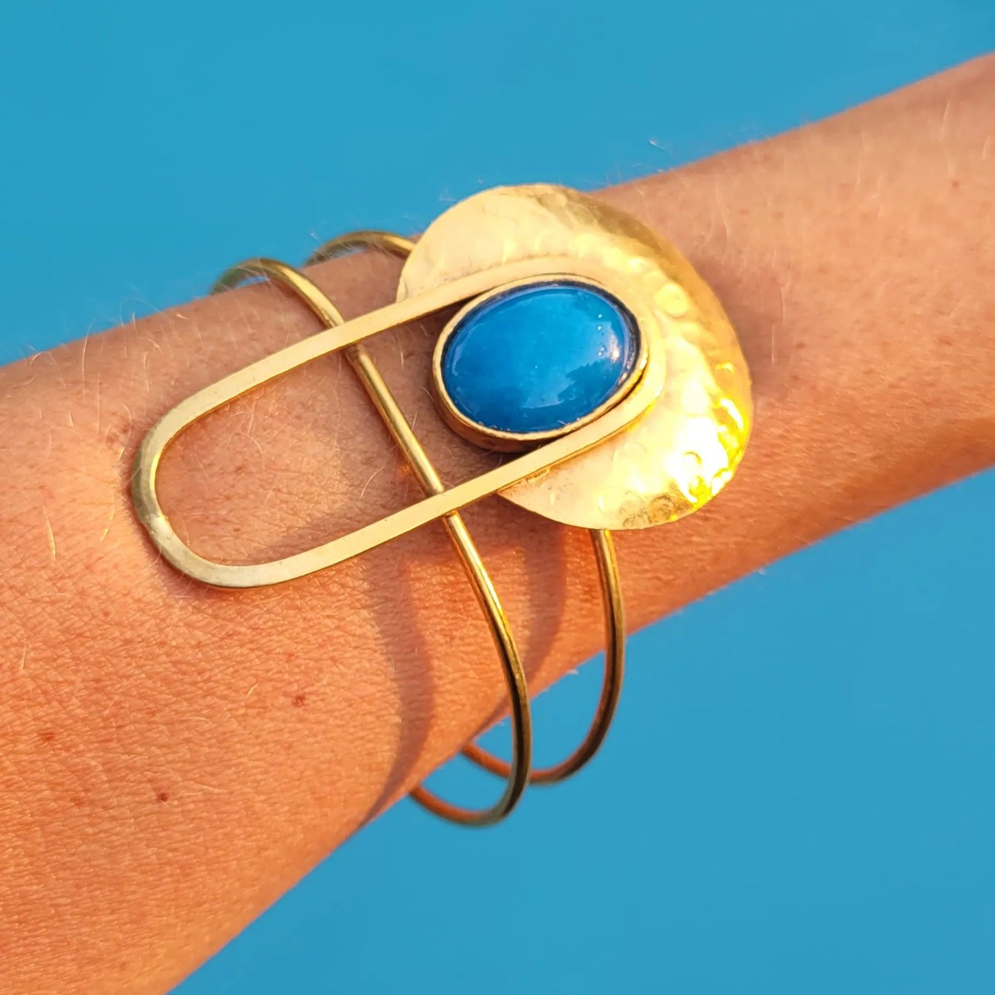 bracelet en bronze Rana, un bijou africain au fini martelé