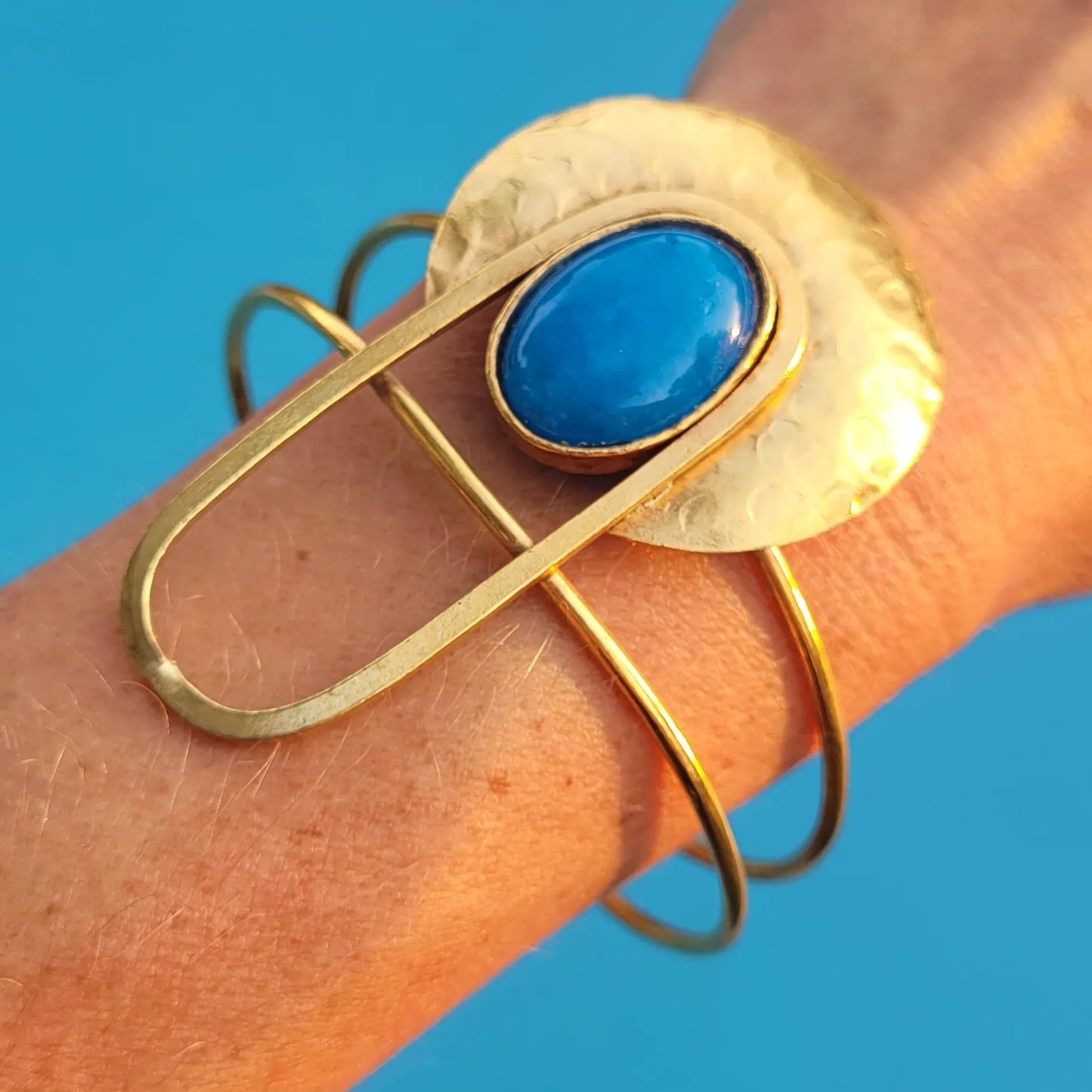 bracelet en bronze Rana, un bijou africain façonné au Sénégal