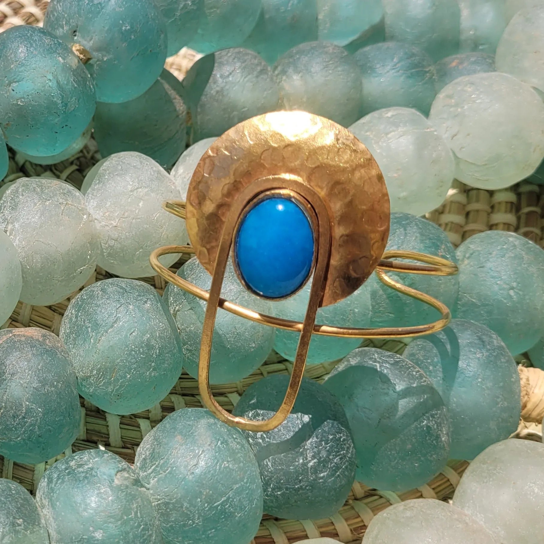 bracelets en bronze Rana, des bijoux originaux avec un cabochon bleu turquoise éclatant