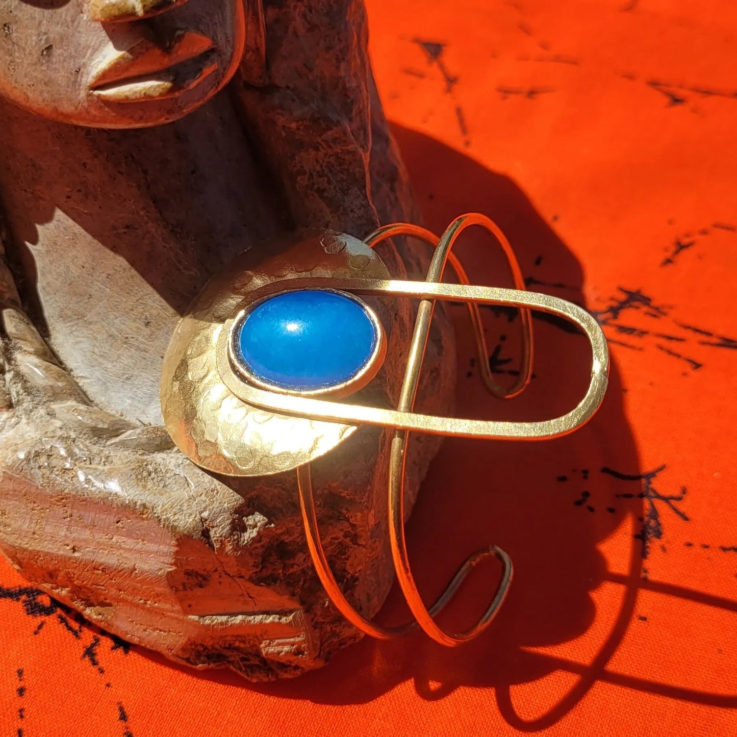 bracelet en bronze Rana, une manchette dorée pour femme au fini martelé