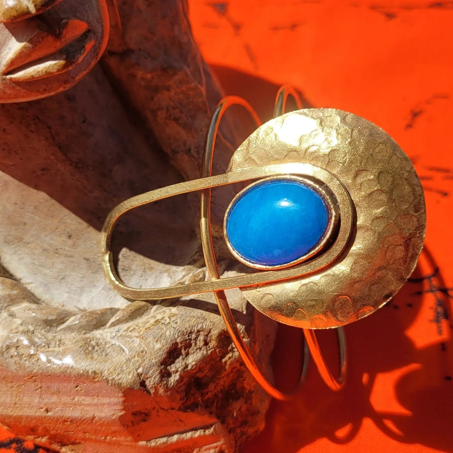 bracelet en bronze Rana, une manchette dorée pour femme ajustable à tous les poignets