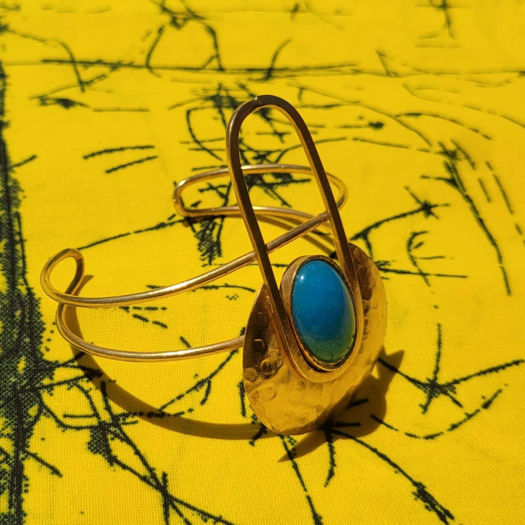 bracelet en bronze Rana, une manchette dorée pour femme façonnée au Sénégal