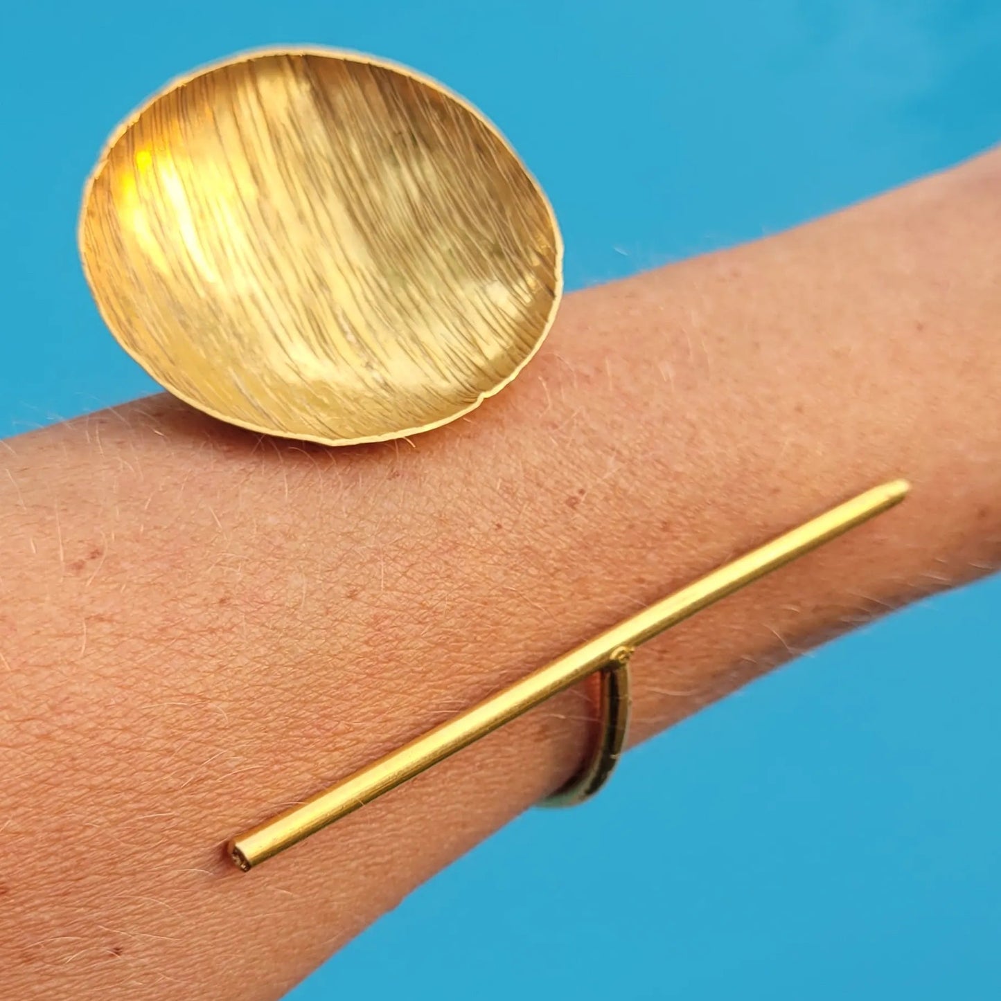 bracelet en bronze Yoruba, un bijou africain façonné au Sénégal