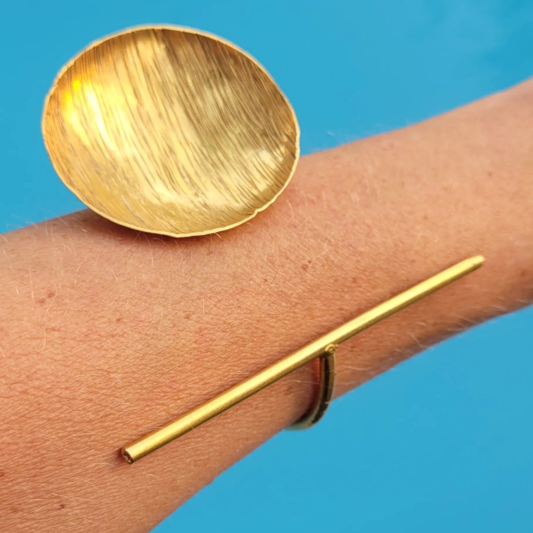 bracelet en bronze Yoruba, un bijou africain façonné au Sénégal