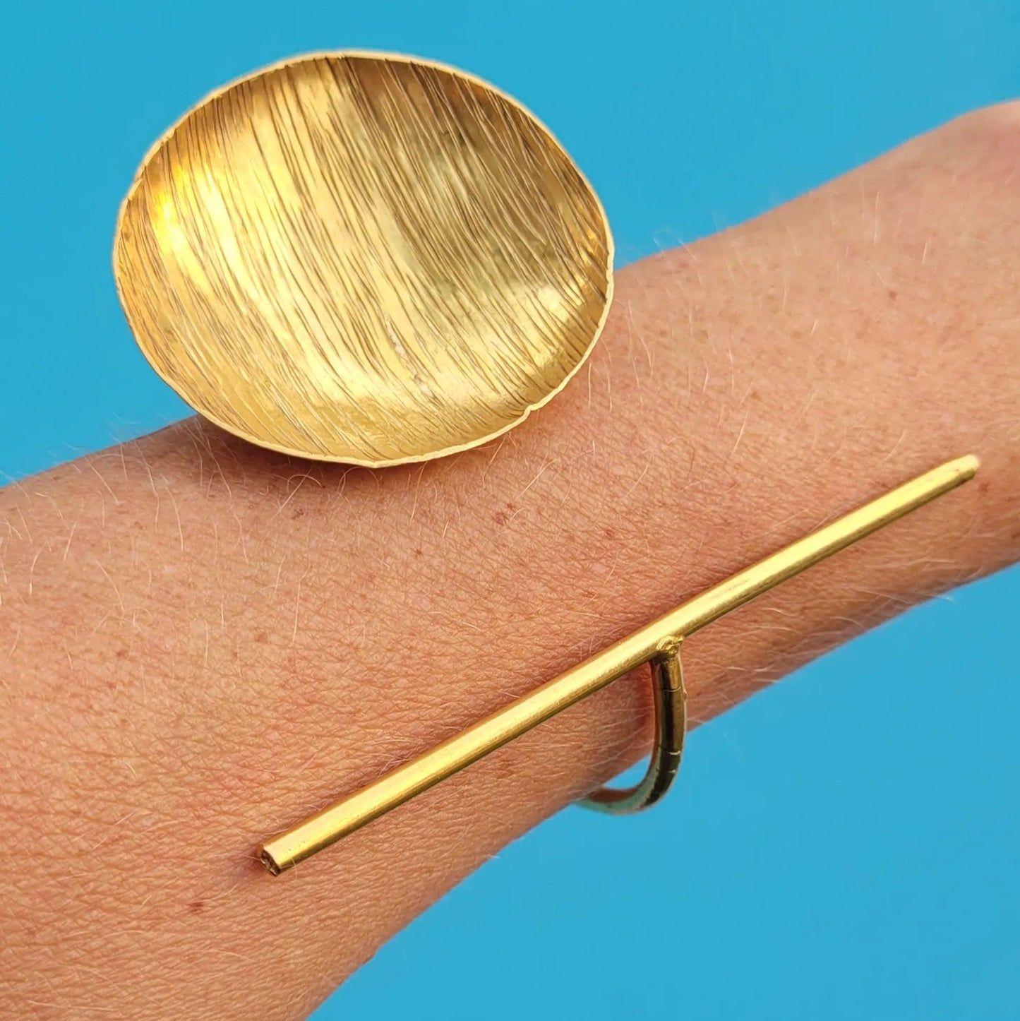 bracelet en bronze Yoruba, un bijou africain faite main par des artisans dakarois