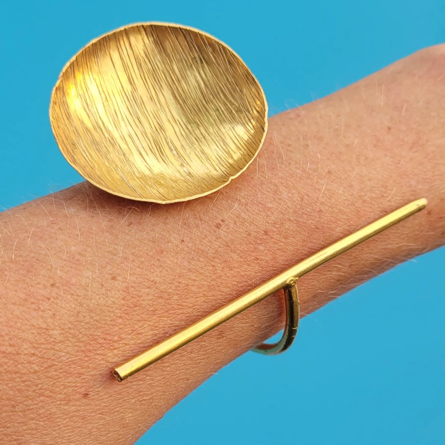 bracelet en bronze Yoruba, un bijou africain faite main par des artisans dakarois