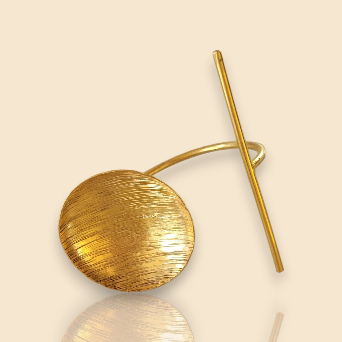 bracelet en bronze Yoruba, une manchette dorée pour femme ornée d’une coupe solaire