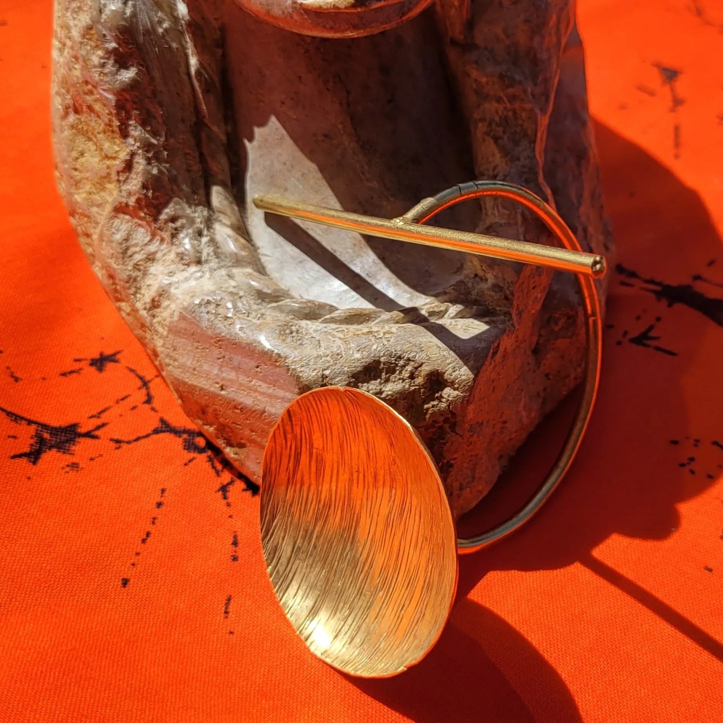 bracelet en bronze Yoruba, une manchette dorée pour femme au fini brossé