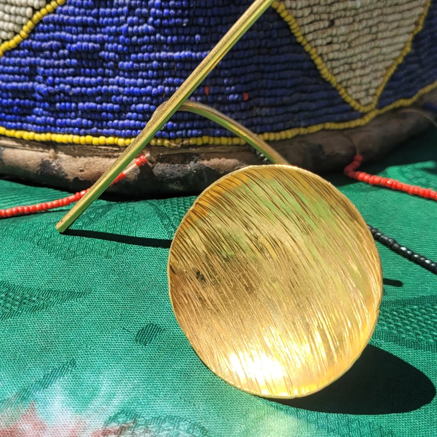 bracelet en bronze Yoruba, une manchette dorée pour femme façonnée au Sénégal