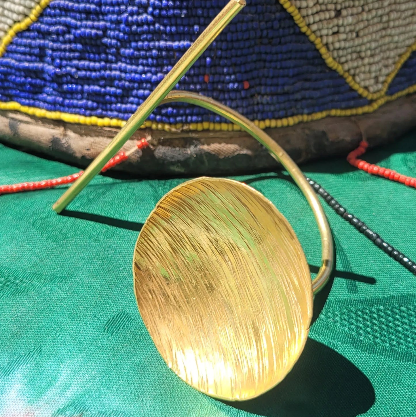 bracelet en bronze Yoruba, une manchette dorée pour femme faite main par des artisans dakarois