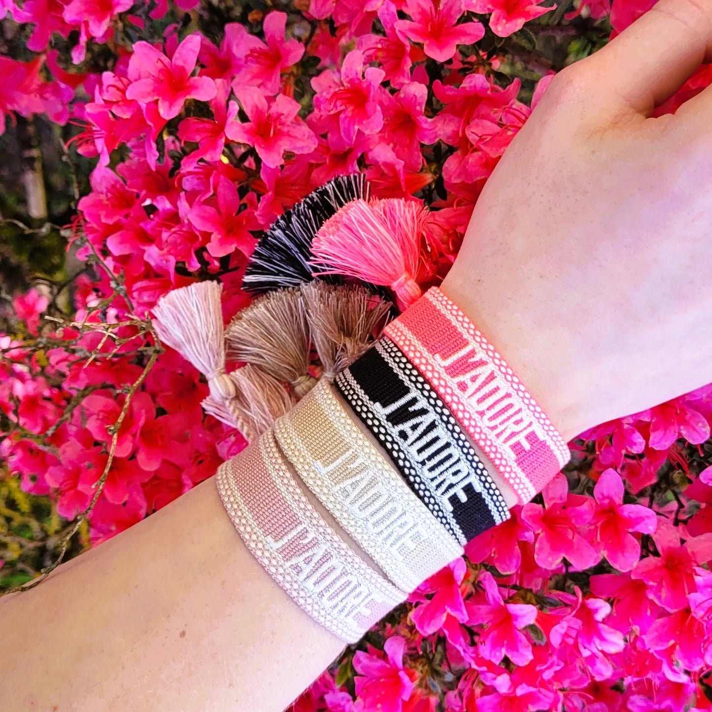 bracelet J’adore en tissu beige, un bracelet inspiré par le bracelet de Christian Dior en tissu tendance en 2025