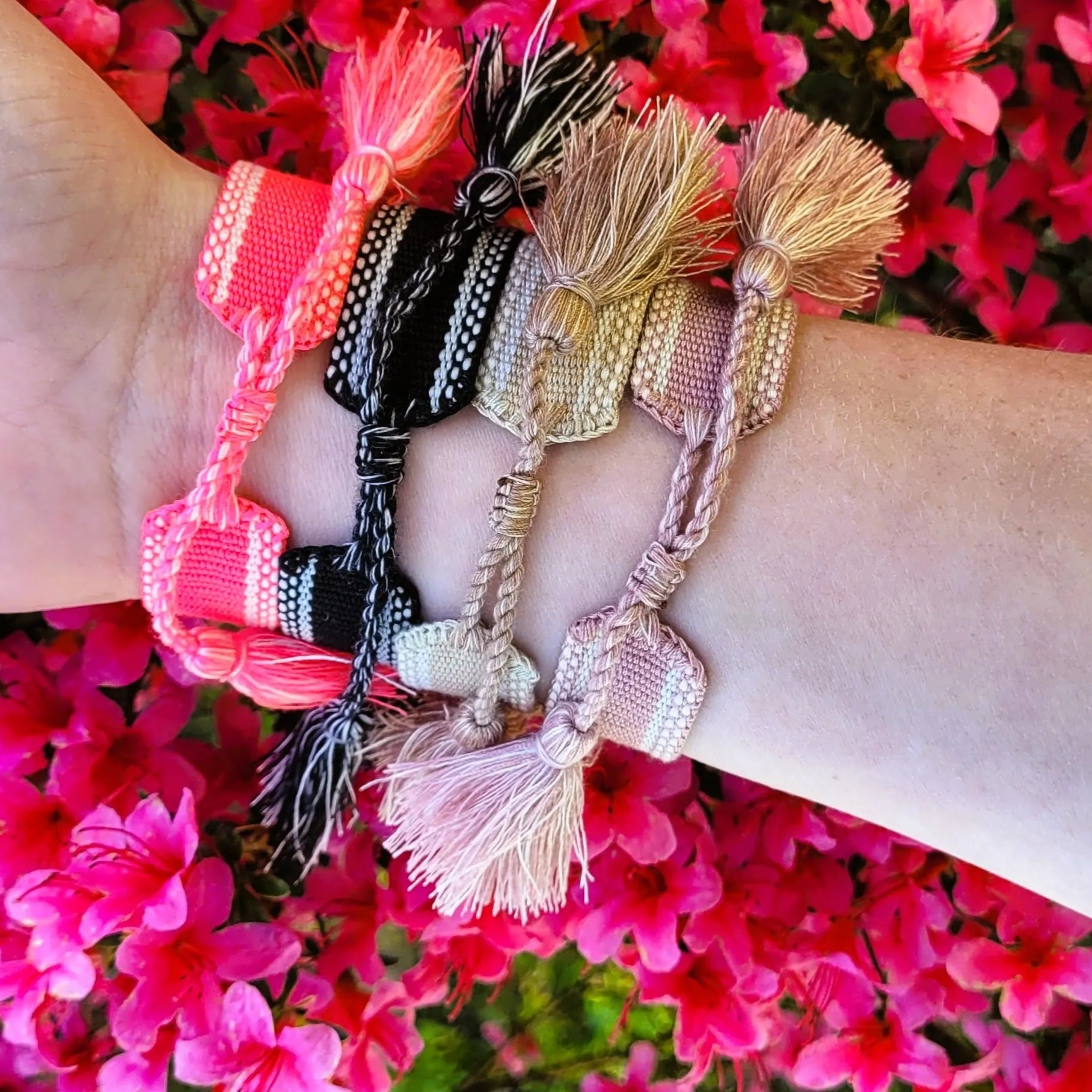 bracelet J’adore en tissu beige, un bracelet inspiré par le bracelet de Christian Dior en tissu iconique en 2025