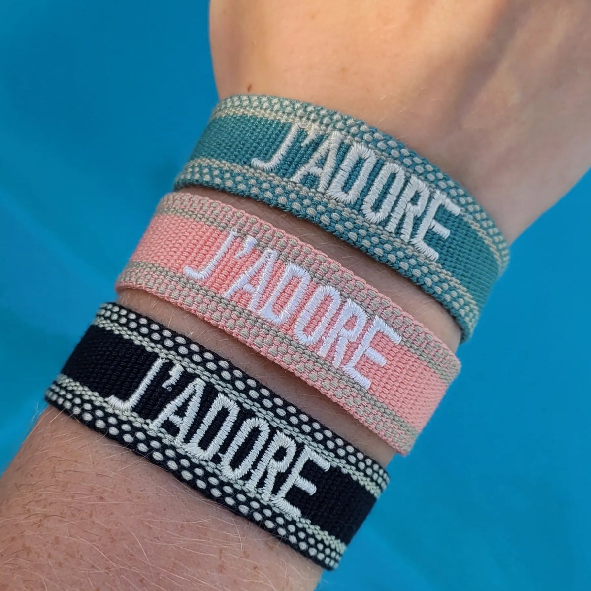bracelet J’adore en tissu bleu marine, un bracelet en tissu à nouer iconique