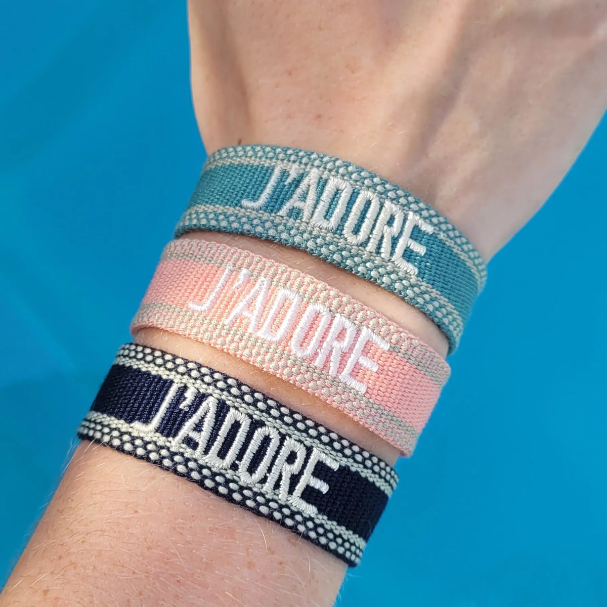bracelet J’adore en tissu bleu marine, un bracelet brésilien en tissu à nouer