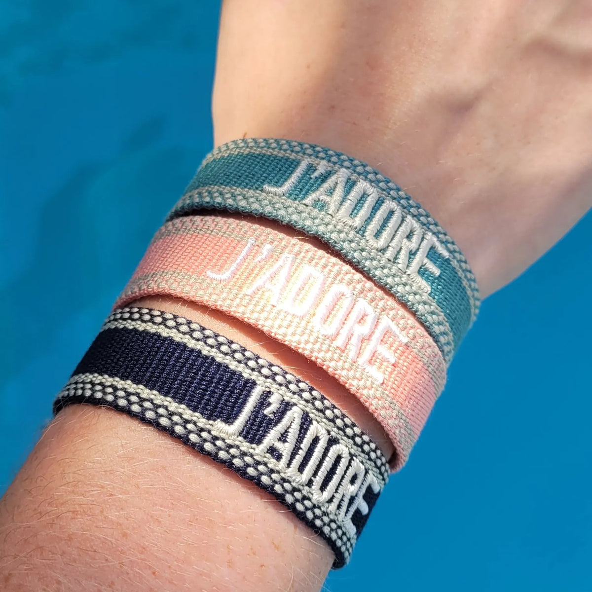 bracelet J’adore en tissu bleu marine, une inspiration tendance de la marque Dior 