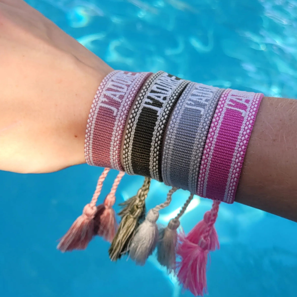 bracelet J’adore en tissu kaki, un bracelet brésilien en tissu à nouer