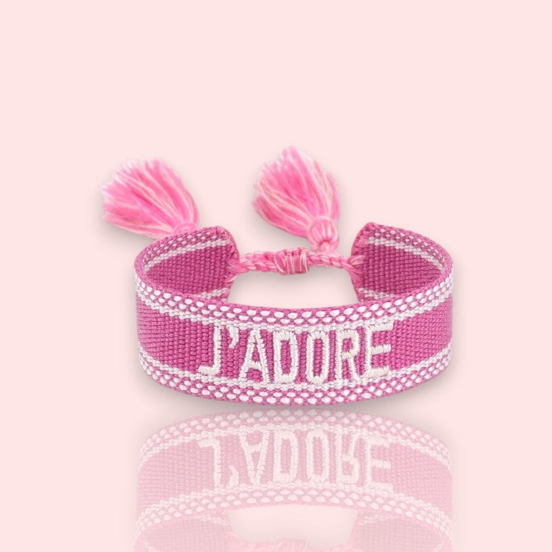 bracelet J’adore en tissu rose fuchsia, un bracelet en tissu à nouer tendance