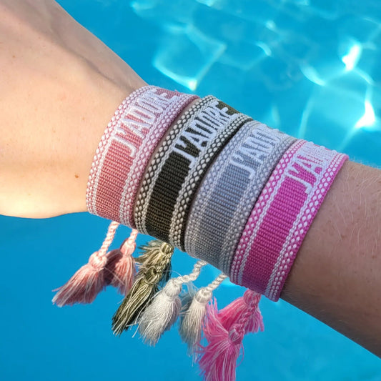 bracelet J’adore en tissu rose fuchsia, un bracelet en tissu à nouer iconique