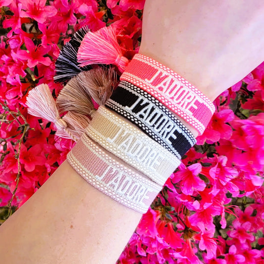 bracelet J’adore en tissu rose pâle, un bracelet en tissu à nouer iconique