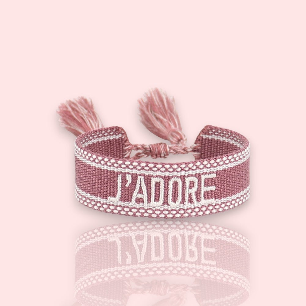 bracelet J’adore en tissu rose poudré, un bracelet en tissu à nouer tendance