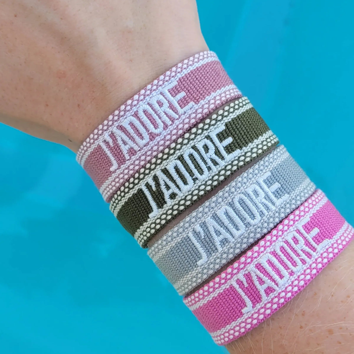 bracelet J’adore en tissu rose poudré, une inspiration tendance de la marque Dior 
