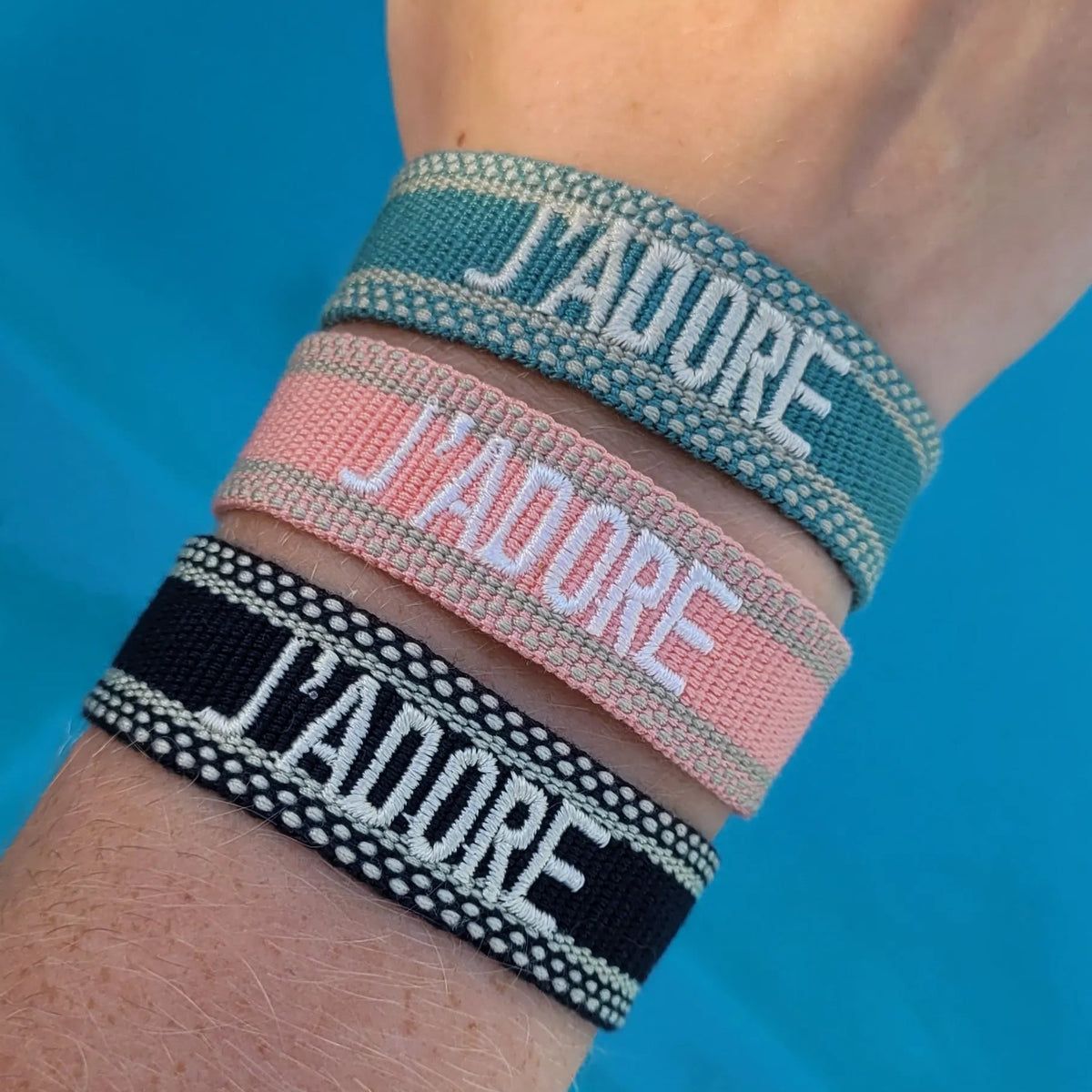 bracelet J’adore en tissu vert sauge, un bracelet en tissu à nouer iconique