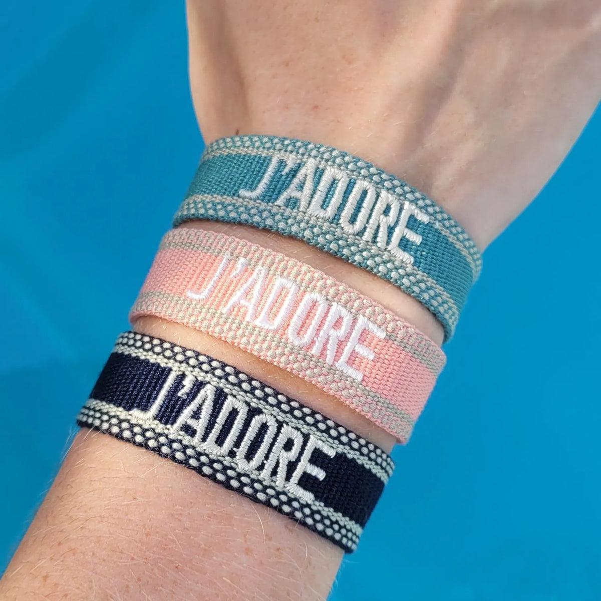 bracelet J’adore en tissu vert sauge, un bracelet brésilien en tissu à nouer