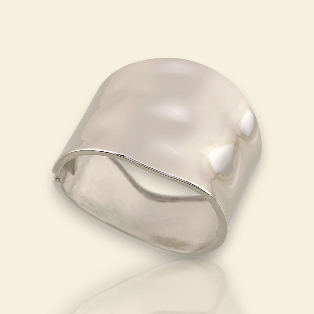 bracelet Celline, une manchette argentée à l’effet brut