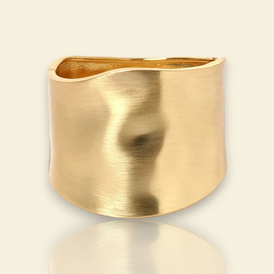 bracelet Celline, une manchette dorée sculpturale