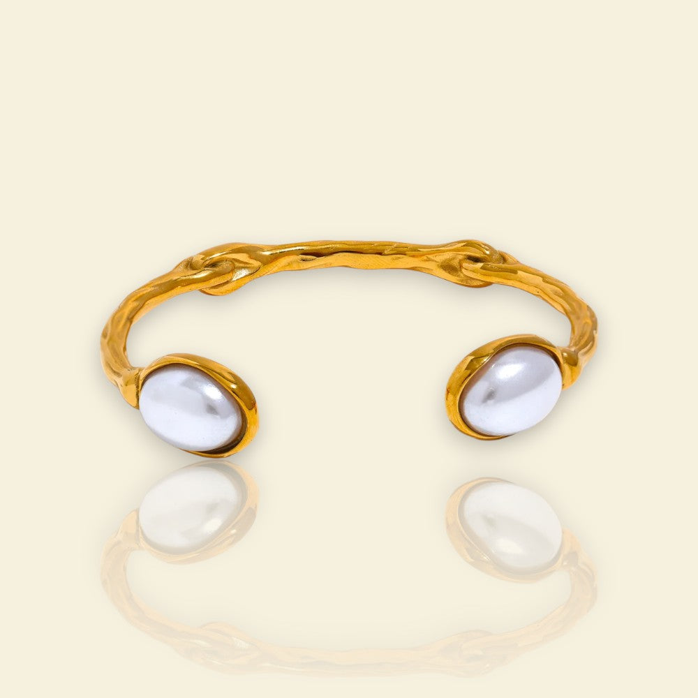bracelet Écume, un bracelet manchette doré et nacré avec perles d’eau douce blanches