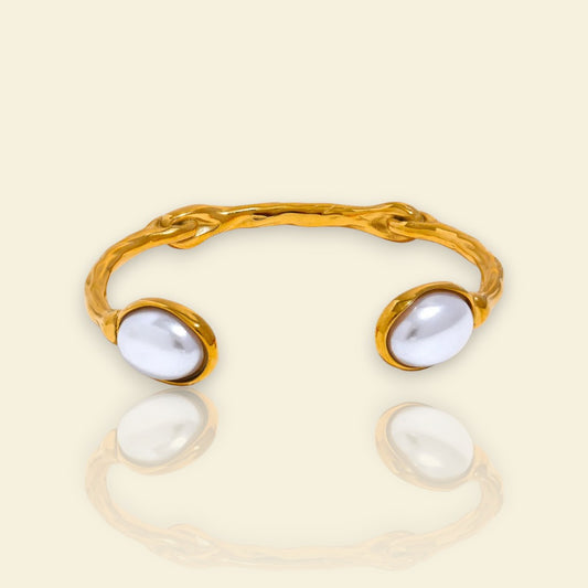 bracelet Écume, un bracelet manchette doré et nacré avec perles d’eau douce blanches