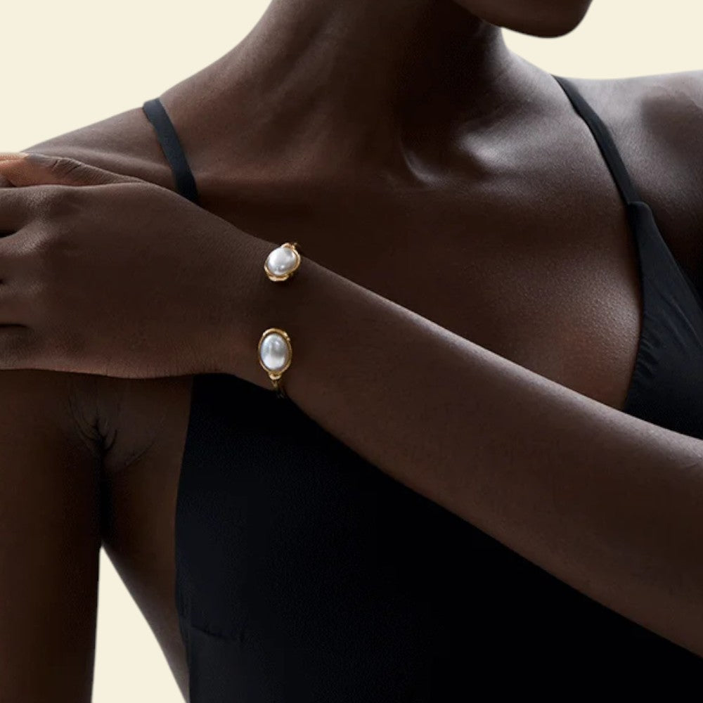bracelet Écume, un bracelet manchette doré et nacré avec perles d’eau douce en acier inoxydable