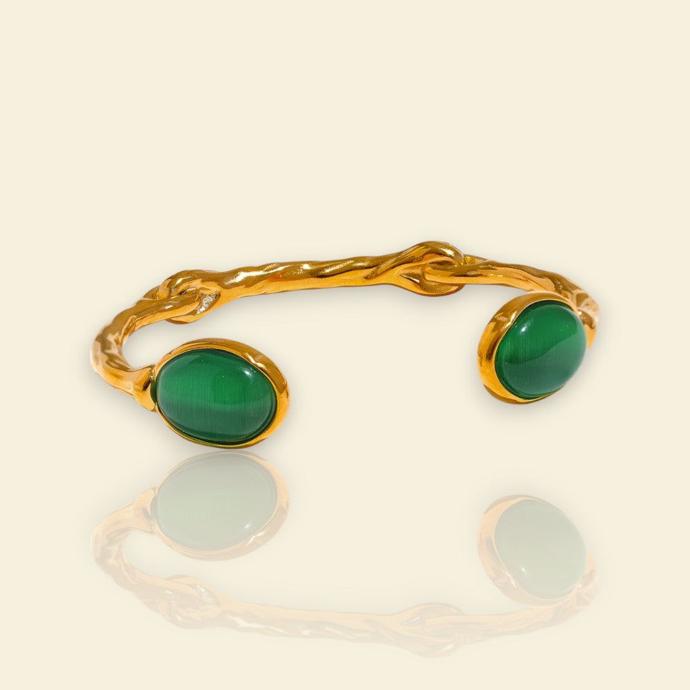 bracelet Écume, un bracelet manchette doré avec des pierres vertes éclatantes