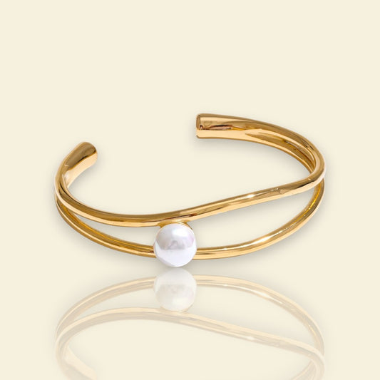 bracelet Nacrel, un bracelet manchette doré et nacré avec une perle d’eau douce blanche