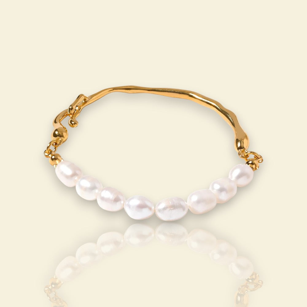 bracelet Muse, un bracelet doré et nacré avec perles d’eau douce blanches