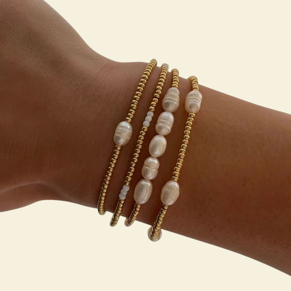 bracelet Ondée, un bracelet fin, doré et nacré avec perles d’eau douce