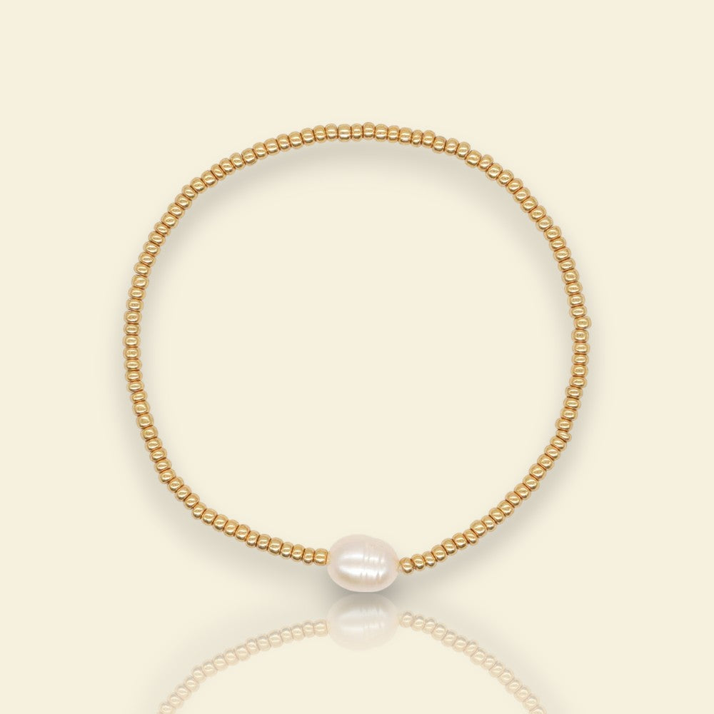 bracelet Rosée, un bracelet fin et nacré avec une perle d’eau douce blanche
