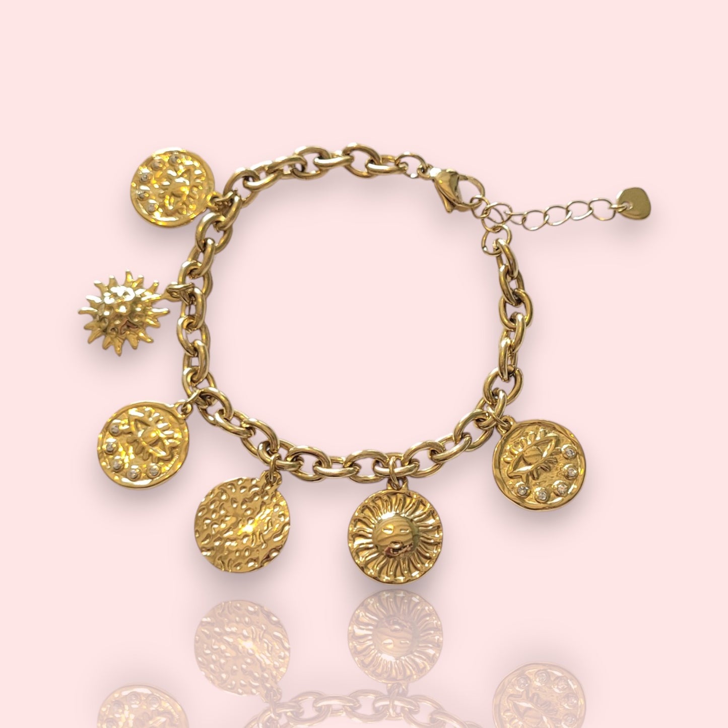 bracelet pendentif Sunset, un bracelet maille avec des breloques en forme de soleils