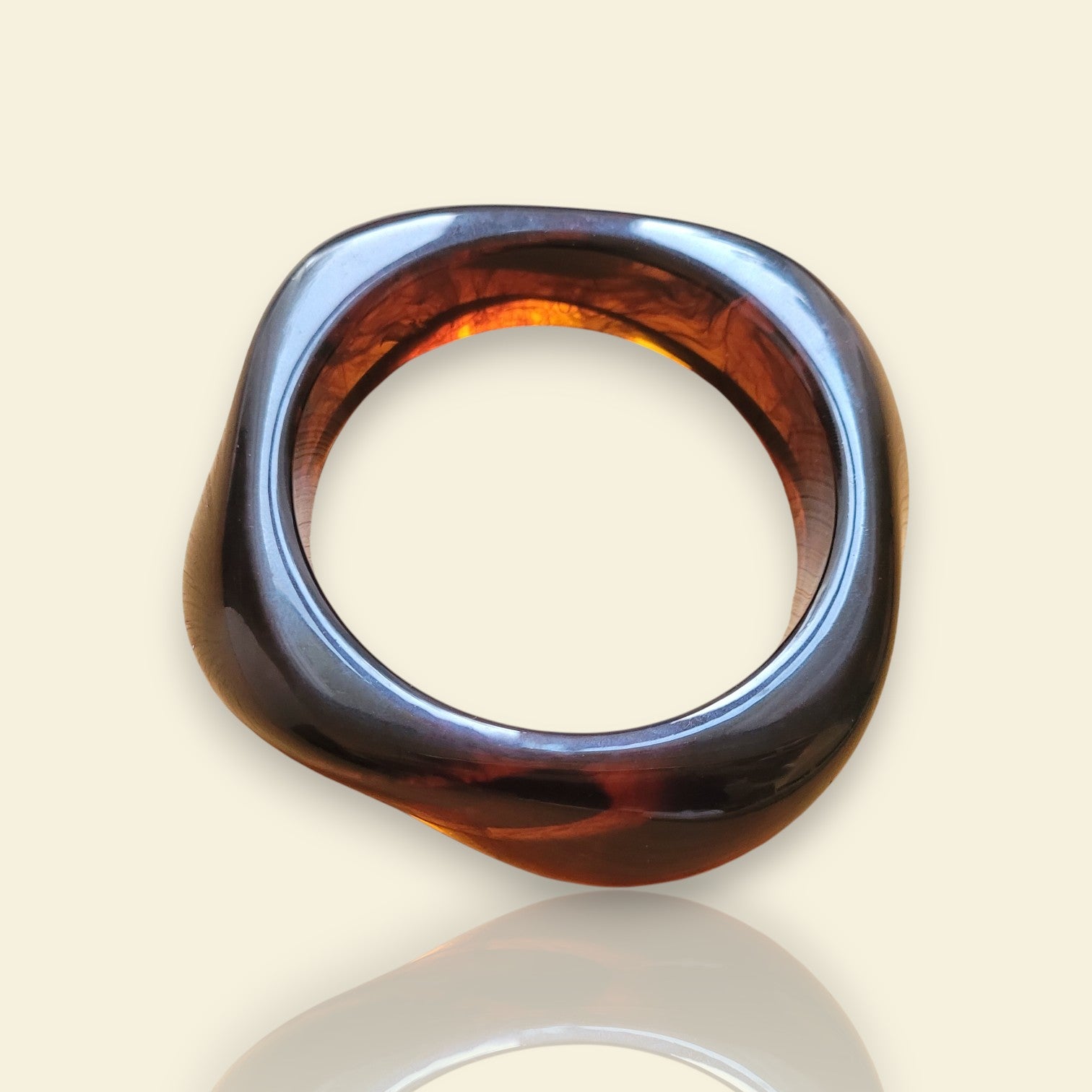 bracelet Rhéa couleur ambre, un bracelet en résine à la mode et tendance