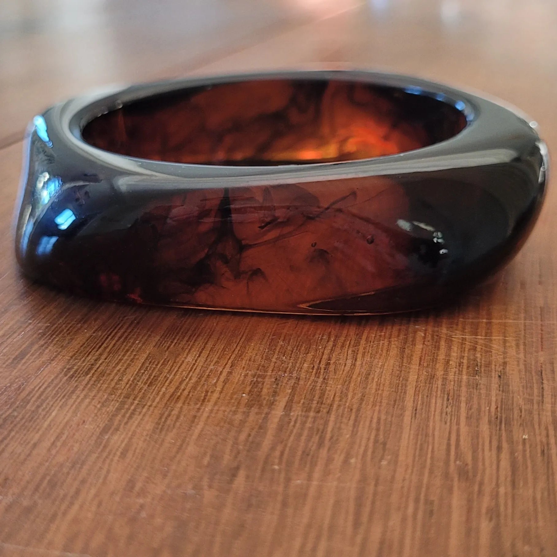 bracelet Rhéa couleur ambre, un bracelet en résine à la mode et sculptural