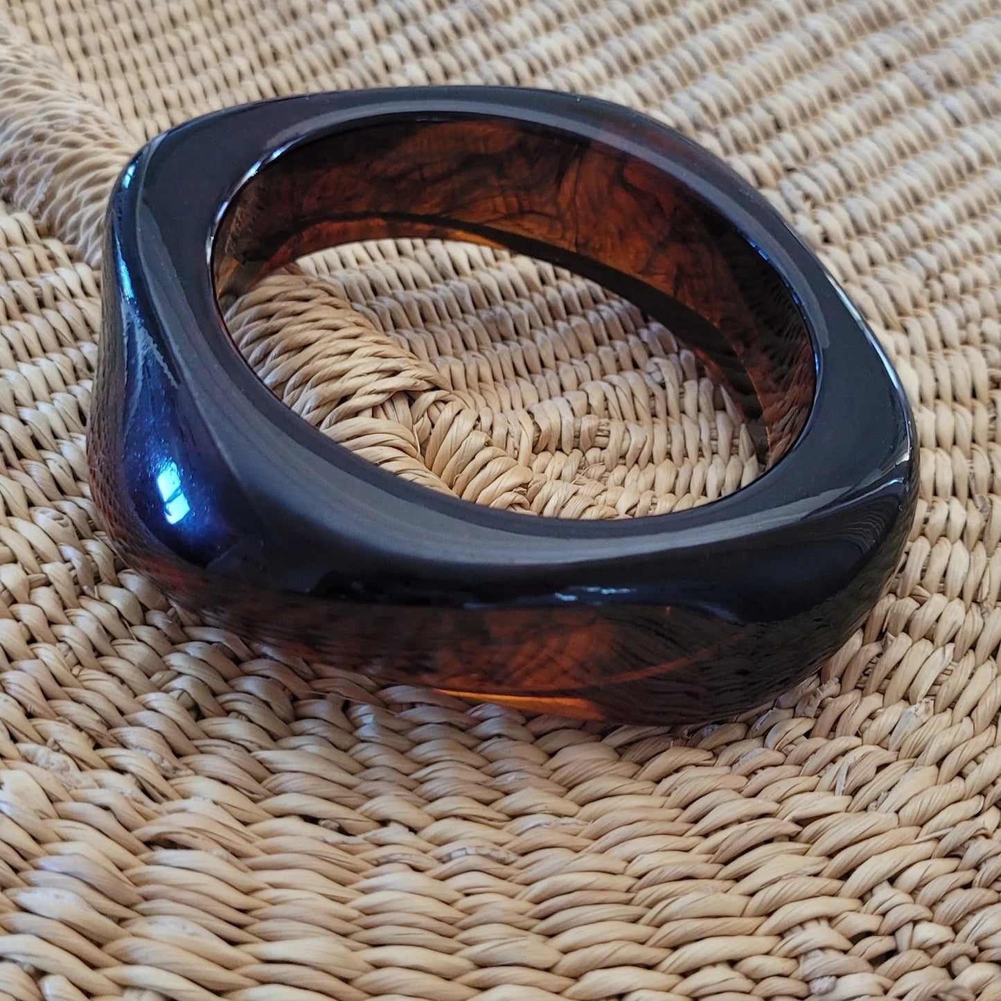 bracelet Rhéa couleur ambre, un bracelet en résine à la mode et aux couleurs d’automne