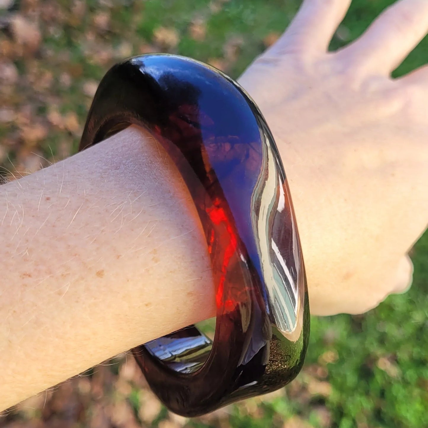 bracelet Rhéa couleur ambre, un bracelet en résine à la mode et iconique