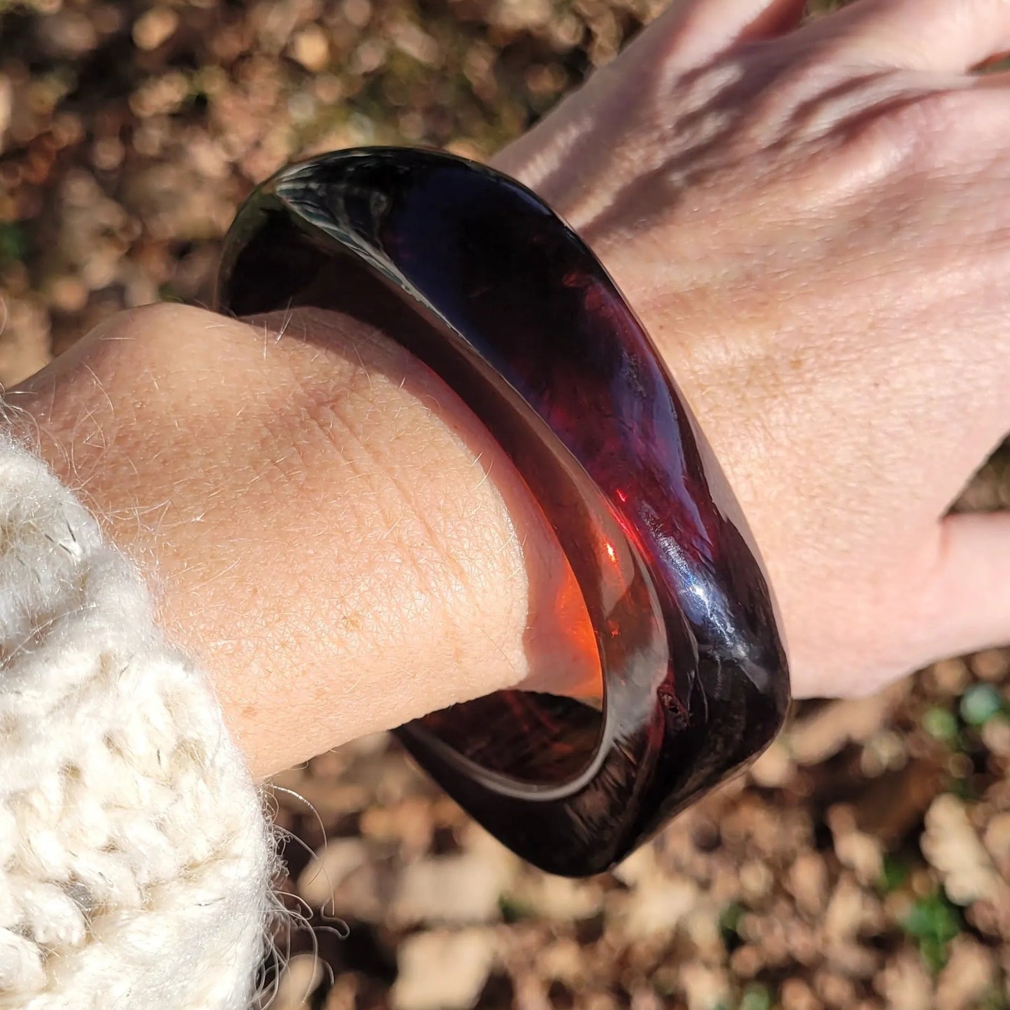 bracelet Rhéa couleur ambre, un gros bracelet tendance en résine 