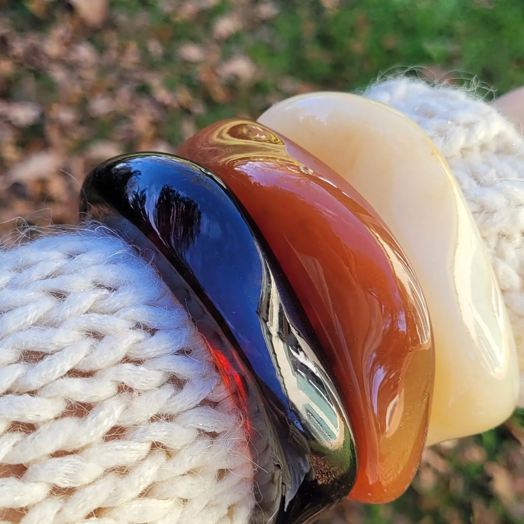 bracelet Rhéa couleur ambre, un gros bracelet sculptural en résine 