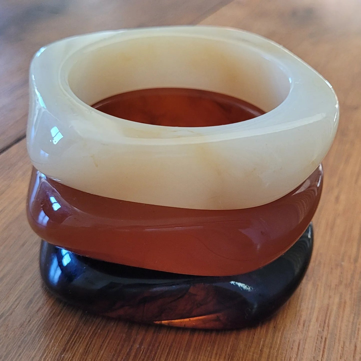 bracelet Rhéa couleur ambre, un gros bracelet aux couleurs d’automne en résine 